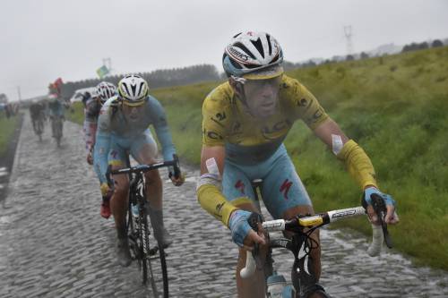 Tour: Nibali da leggenda sul pavè  Stacca i rivali e conserva la maglia