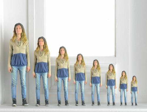 Tutti in coda per farsi fare la statua