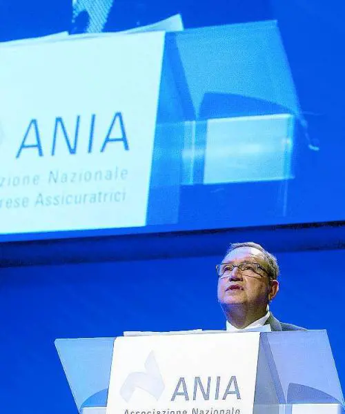 Risale la raccolta delle assicurazioni Ma cala l'Rc auto