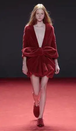 La dea pagana di Valentino osa scollature vertiginose