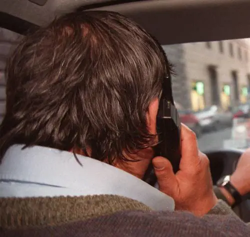 Allarme sicurezza al volante. Il telefonino peggio dell'alcol