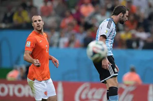 Vlaar e Higuain