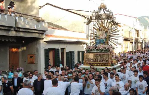 Processioni sospese a tempo indeterminato