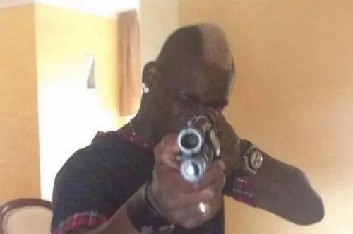 Balotelli impugna il fucile: "Un bacio a chi mi odia"