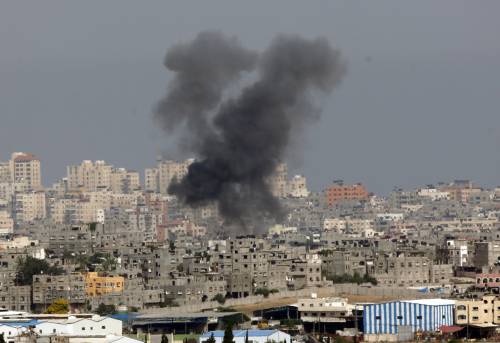 Gaza, nei raid più di 130 morti Bombe su orfanotrofio: tre bambini tra le vittime