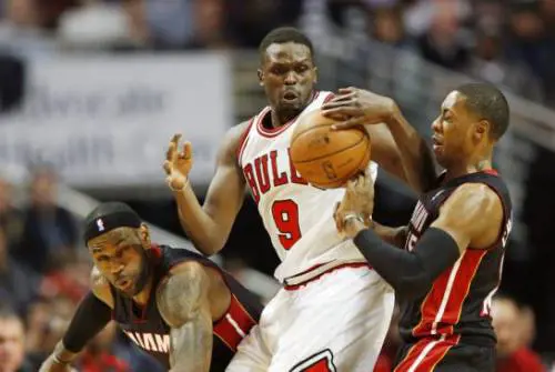 Passaggio di consegne tra LeBron James e Luol Deng a Miami