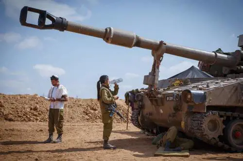 Raid senza fine, migliaia in fuga da Gaza. Israele abbatte un drone