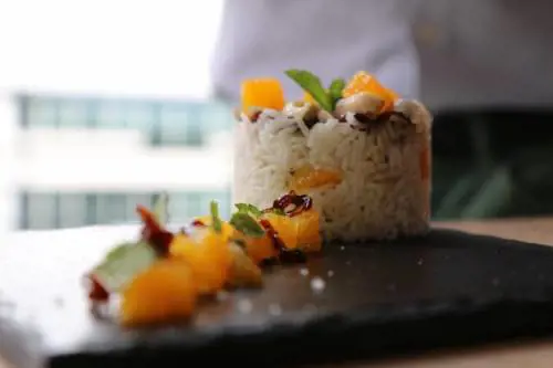 Timballo di riso basmati all’arancia con aringa affumicata, scalogno caramellato e menta