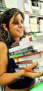 Il tutor in libreria fa fare i compiti ai bambiniAl ritorno dalle vacanze prima di rientrare a scuola