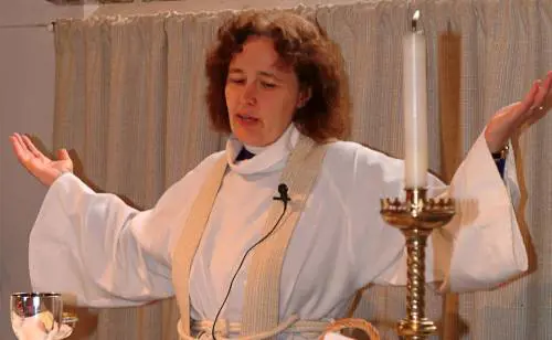 Il pulpito diventa rosa Sì della Chiesa anglicana alle donne vescovo