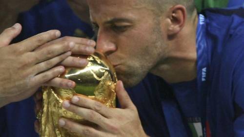 Del Piero bacia la Coppa del Mondo 2006