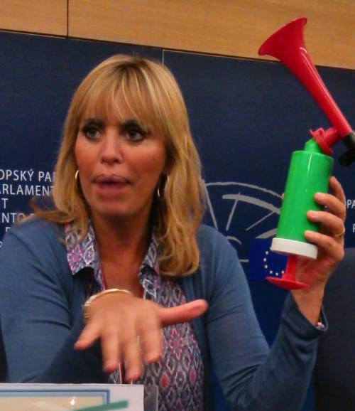 La Mussolini sfodera la trombetta tricolore anti Schulz Caos in aula, espulso un neonazista greco. E scoppia il caso Dorfmann