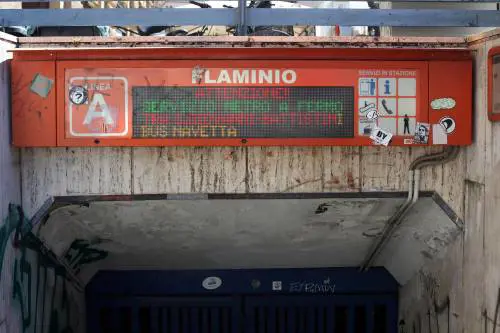 "In metro non si fuma". Madre e figlio pestati