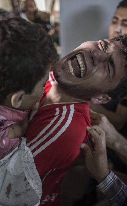 Bombe su Gaza, uccisi 6 bimbi. E Hamas bluffa sulla tregua