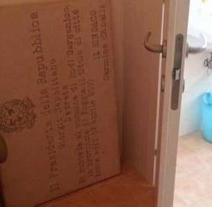 La targa firmata da Napolitano finisce relegata nell'antibagno