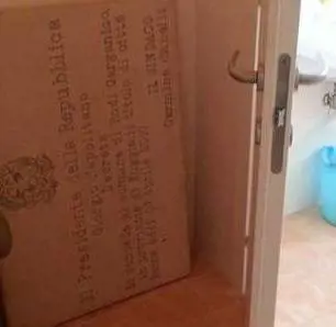 La targa firmata da Napolitano finisce relegata nell'antibagno