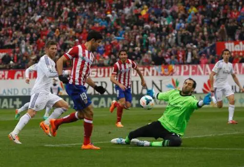 Diego Lopez in uscita su Diego Costa