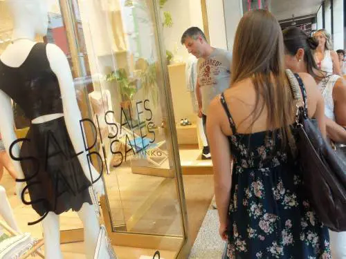Gli 80 euro non fanno miracoli: i saldi sono un flop