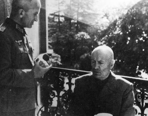 Mussolini con il suo medico, il dottor Georg Zachariae nell'aprile 1945