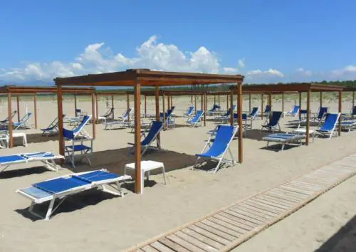 Uno dei bagni della Versilia con tende completamente vuote in un giorno in mezzo alla settimana