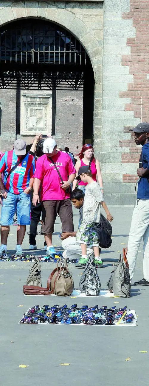 Bancarelle e venditori abusivi Il Castello è diventato un suk