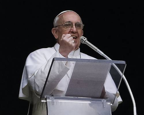 Il Papa: "Vicino ai cristiani perseguitati di Mosul, spogliati di tutto e cacciati dalle loro case"