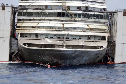 Ecco la Concordia riemersa, mercoledì parte per Genova