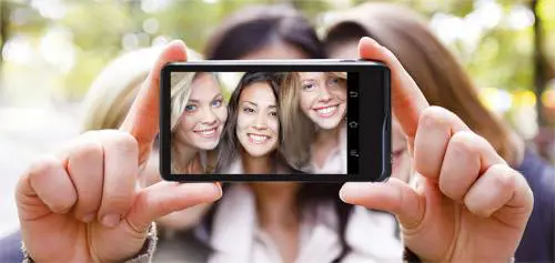 Italiani, popolo di santi, navigatori e... amanti dei selfie
