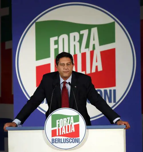 Toti avverte Salvini:  "Da solo non governa". E poi bacchetta Fitto