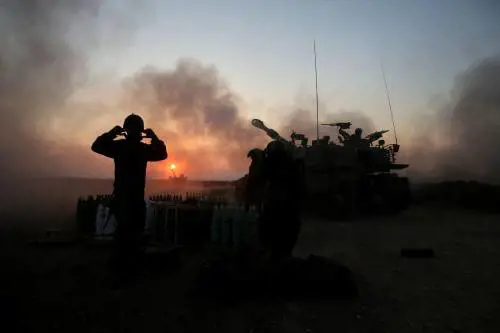 Gaza, la guerra continua. Sospesi i voli per Tel Aviv