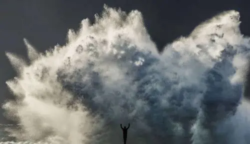 Un'onda anomala nel paradiso dei surfisti