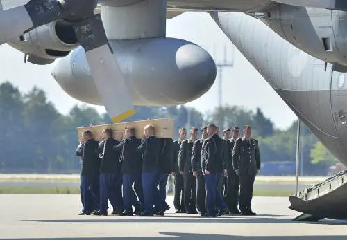 Le prime salme del Boeing abbattuto rientrano in Olanda