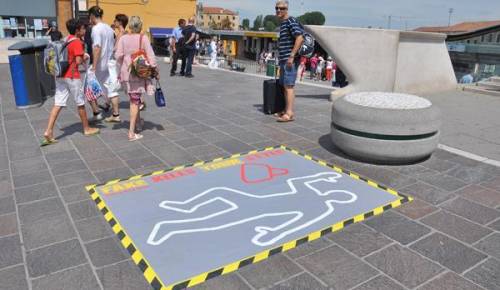 Guerra choc ai vu' cumprà con i finti cadaveri