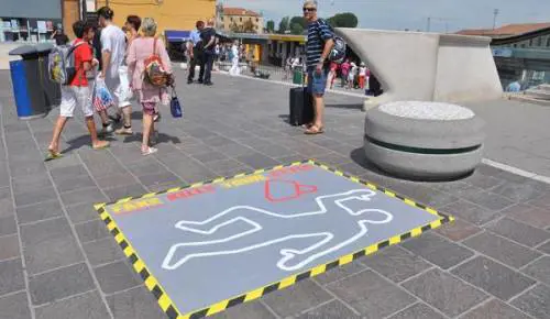 Guerra choc ai vu' cumprà con i finti cadaveri