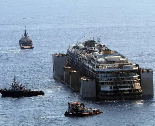 Applausi, lacrime e foto La Concordia si muove...