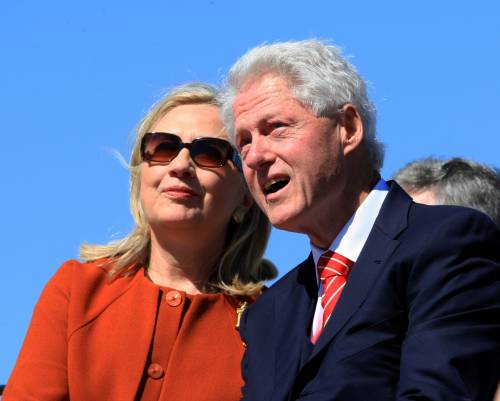 Hillary Clinton: "Bill è sesso-dipendente, sua madre abusò di lui"