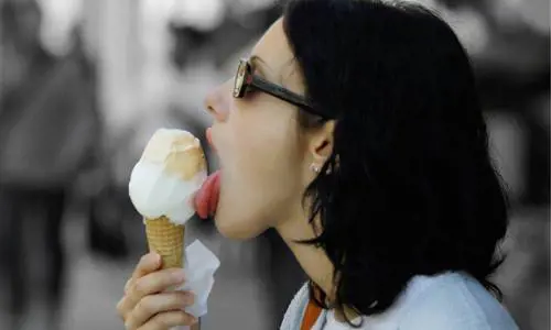 Multa al gelataio che regala un cono ma gli abusivi vendono indisturbati