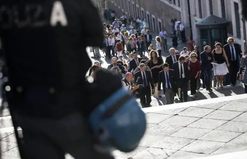 Politici in piazza. A casa mai?