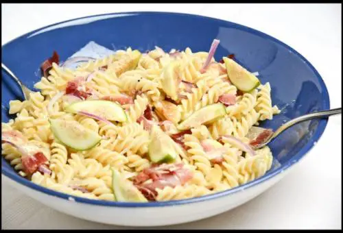 Pasta fredda estiva e veloce: speck, grana, fichi e cipolla