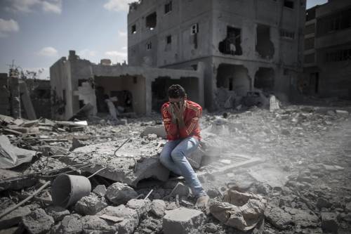 Beit Hanoun, uomo tra le macerie delle abitazioni