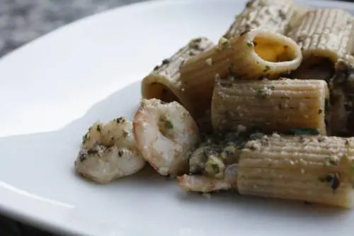 Paccheri integrali con gamberetti e pesto