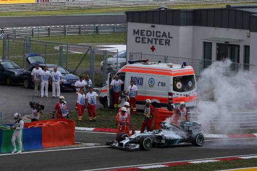 La Mercedes di Hamilton va in fiamme