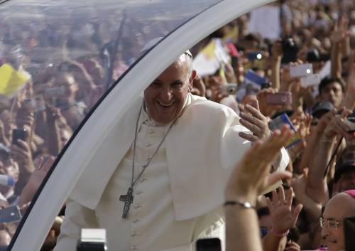 Il Papa visita Caserta. Davanti alla Terra dei Fuochi: "Sfregio terribile"