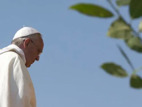 Papa Francesco arriva in Corea del Sud. E quella del Nord lancia tre missili