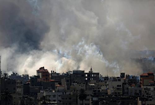 Fumo sale dalle case del quartiere di Al Shejaeiya a Gaza