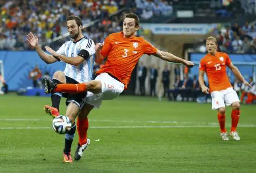 De Vrij in contrasto su Higuain. Per il difensore Mondiale da protagonista