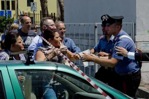 I figli della vittima sul luogo dell'omicidio a Portici