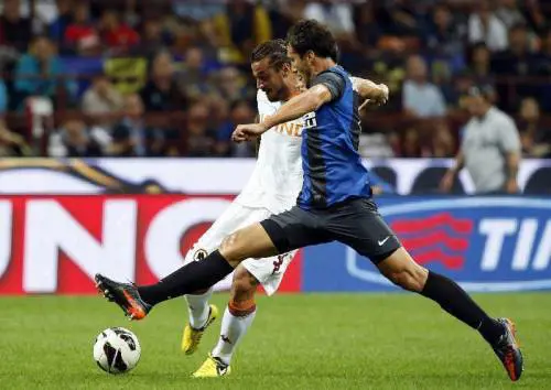 Osvaldo alle prese con Ranocchia. Per l'ex Giallorosso Inter ad un passo