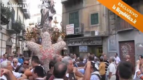 Mafia, a Palermo la Madonna si inchina al covo del boss