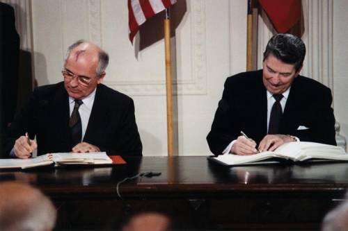 Gorbaciov e Reagan firmano il trattato INF (8 dicembre 1987)